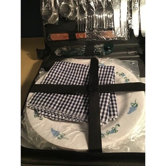 Picnic Set For 4 Travel Carrying Case W/ Cutlery, Carving Board, Plates & Opener - Picture 3 of 4